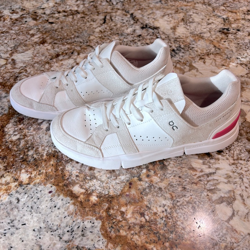 On cloud Roger women’s sz 9 white/taupe